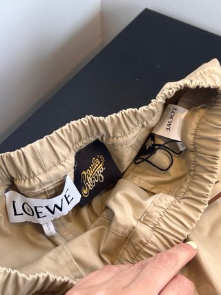 Pantalón cargo Loewe beige con lazo abajo