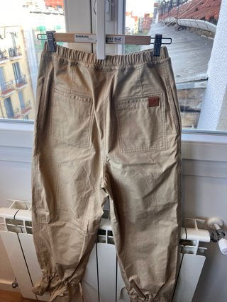 Pantalón cargo Loewe beige con lazo abajo