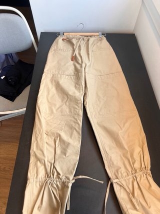 Pantalón cargo Loewe beige con lazo abajo