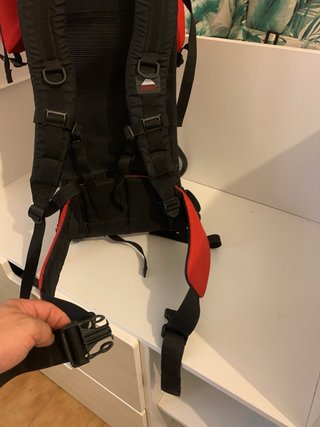 Mochila portabebés niño roja y negra