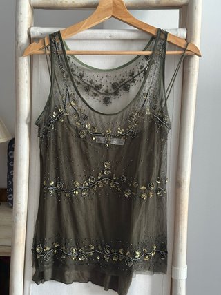 Camiseta tirantes verde con pedrería