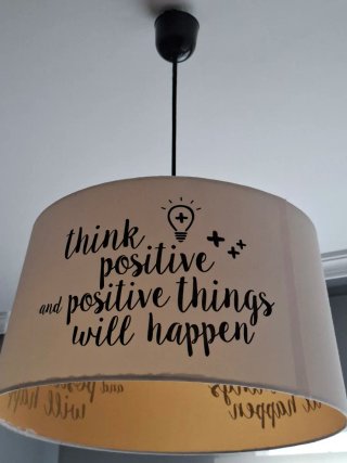 Lámpara de tela con mensaje positivo