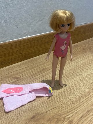 Muñeca Lotti con traje de baño flamenco