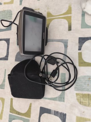 GPS TomTom con funda y cables
