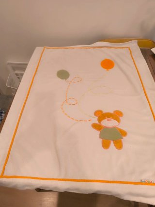 Manta de bebé con osito bordado. Marca Mora