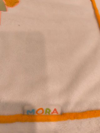 Manta de bebé con osito bordado. Marca Mora