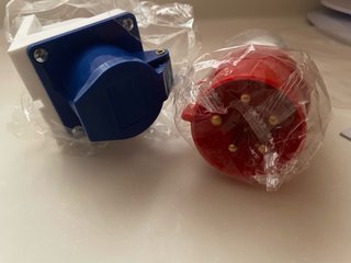 Enchufe Industrial Trifásico Rojo y Azul
