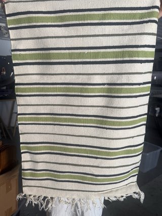 Alfombra artesanal rústica beige y verde