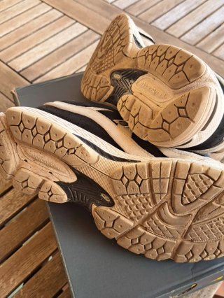 Zapatillas New Balance 2002R Beige/Negro