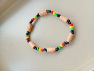 Pulsera de cuentas de madera y colores