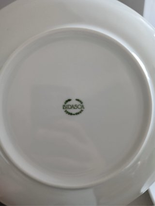 Vajilla de porcelana blanca sin usar