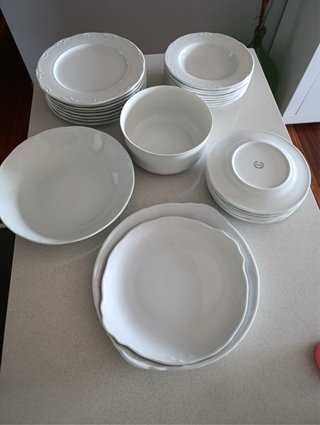 Vajilla de porcelana blanca sin usar