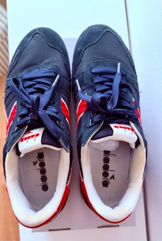 Zapatillas Diadora Negras y Rojas
