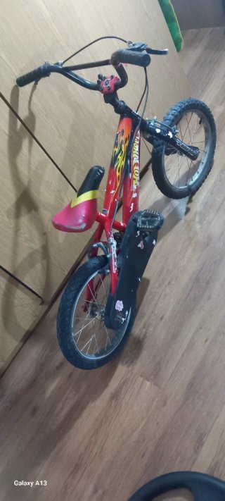 Bicicleta infantil Hot Wheels roja 16 pulgadas
