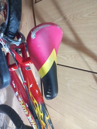 Bicicleta infantil Hot Wheels roja 16 pulgadas