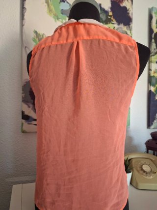 Blusa naranja sin mangas con cuello Peter Pan