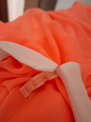 Blusa naranja sin mangas con cuello Peter Pan