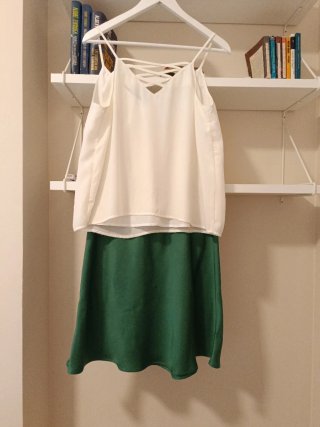 Falda y blusa Only verde y blanca