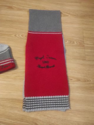 Gorro y bufanda gris y rojo