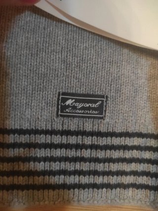 Gorro y bufanda gris y rojo