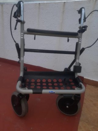 Andador con asiento y cesta