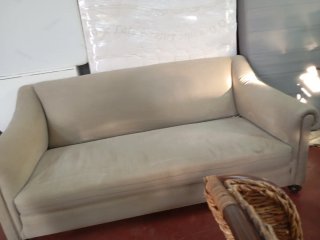Sofá de tela verde claro