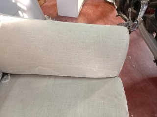 Sofá de tela verde claro