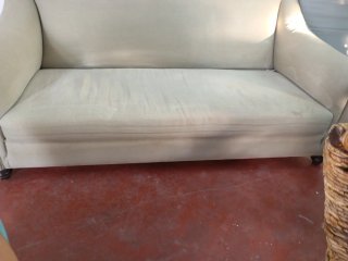 Sofá de tela verde claro