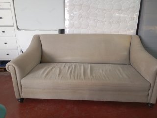 Sofá de tela verde claro