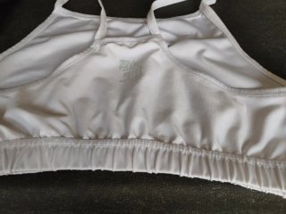 Top deportivo blanco chica y uno negro distinto 40