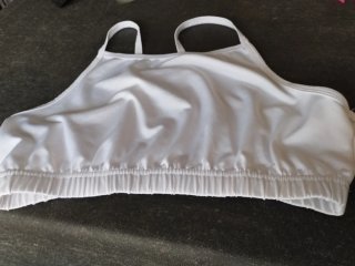 Top deportivo blanco chica y uno negro distinto 40