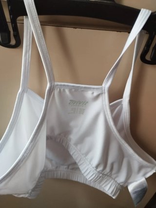 Top deportivo blanco chica y uno negro distinto 40