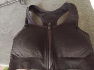 Top deportivo blanco chica y uno negro distinto 40
