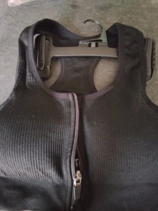 Top deportivo blanco chica y uno negro distinto 40