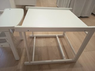 Trona de madera blanca
