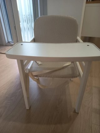 Trona de madera blanca