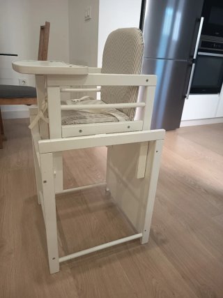 Trona de madera blanca