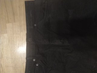 Falda negra vaquera desgastada