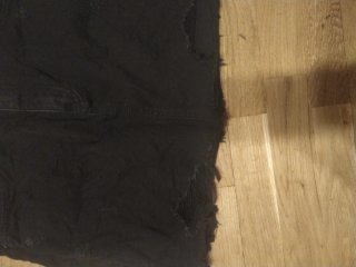 Falda negra vaquera desgastada
