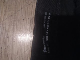 Falda negra vaquera desgastada
