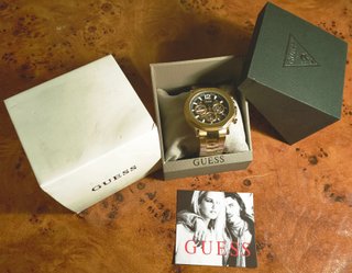 Reloj GUESS octogonal, dorado y negro