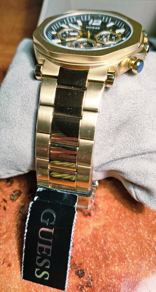 Reloj GUESS octogonal, dorado y negro