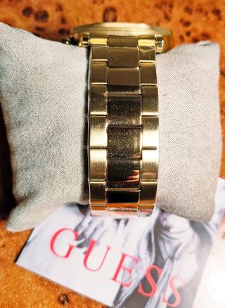 Reloj GUESS octogonal, dorado y negro