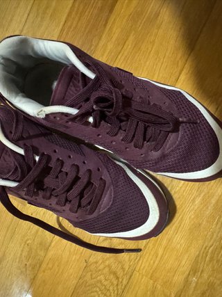 Zapatillas deportivas moradas y blancas