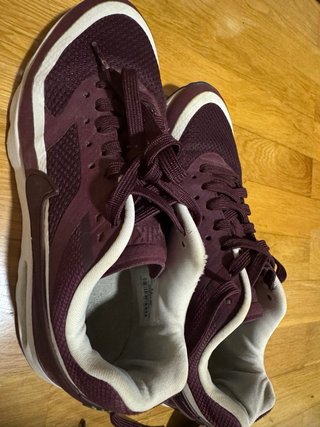 Zapatillas deportivas moradas y blancas
