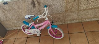 Bicicleta infantil rosa con ruedines