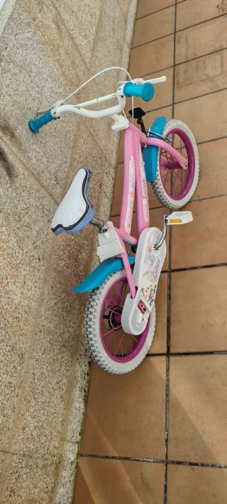 Bicicleta infantil rosa con ruedines