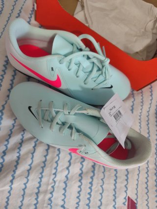 Botas de fútbol Nike niño/niña talla 33
