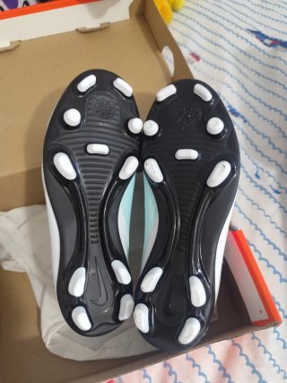 Botas de fútbol Nike niño/niña talla 33