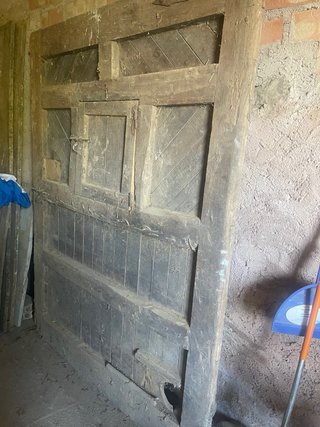 Puerta antigua de madera rústica